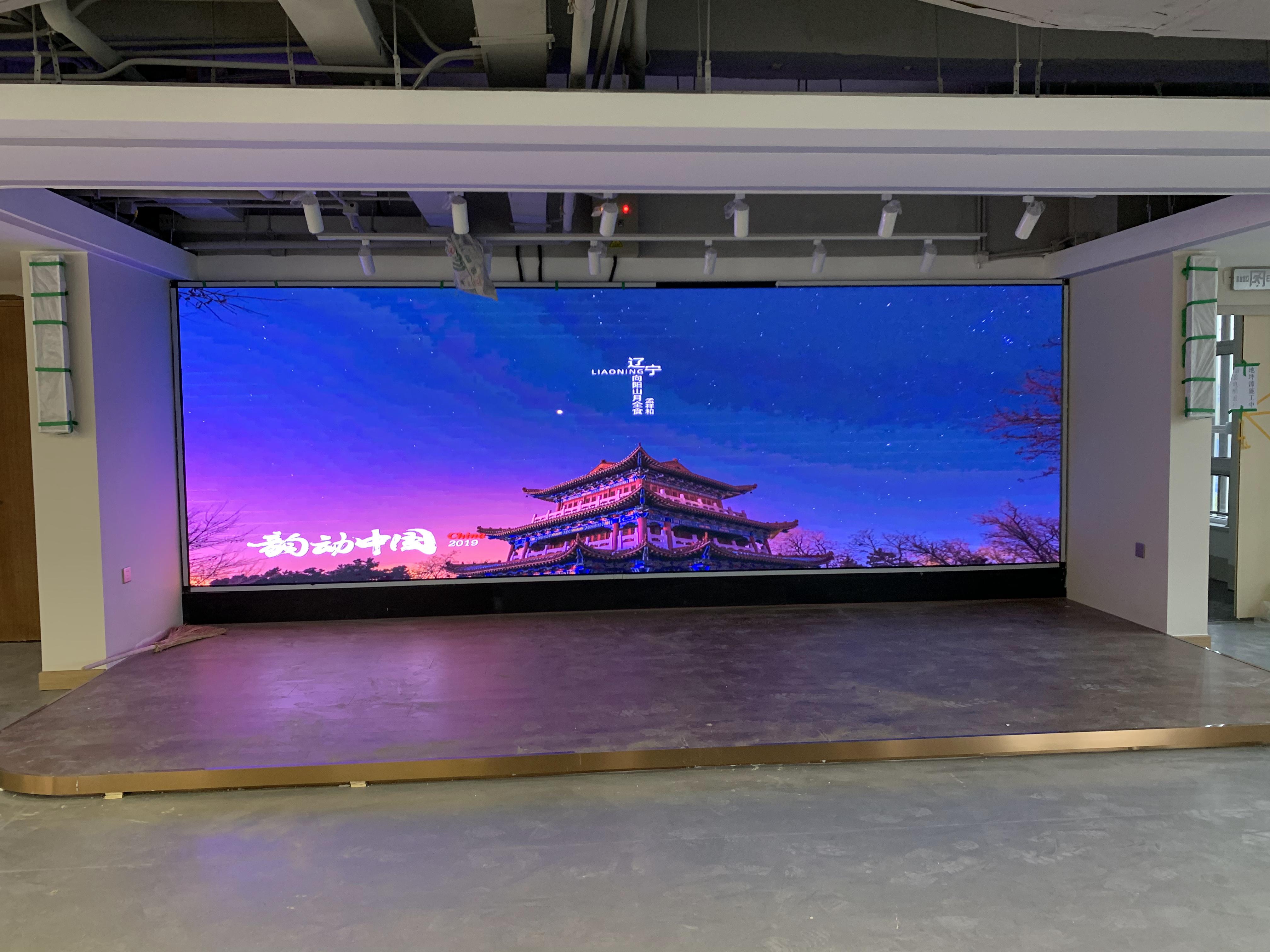 “會議室屏幕掛多高？人體工學高度公式+高管身高適配表”