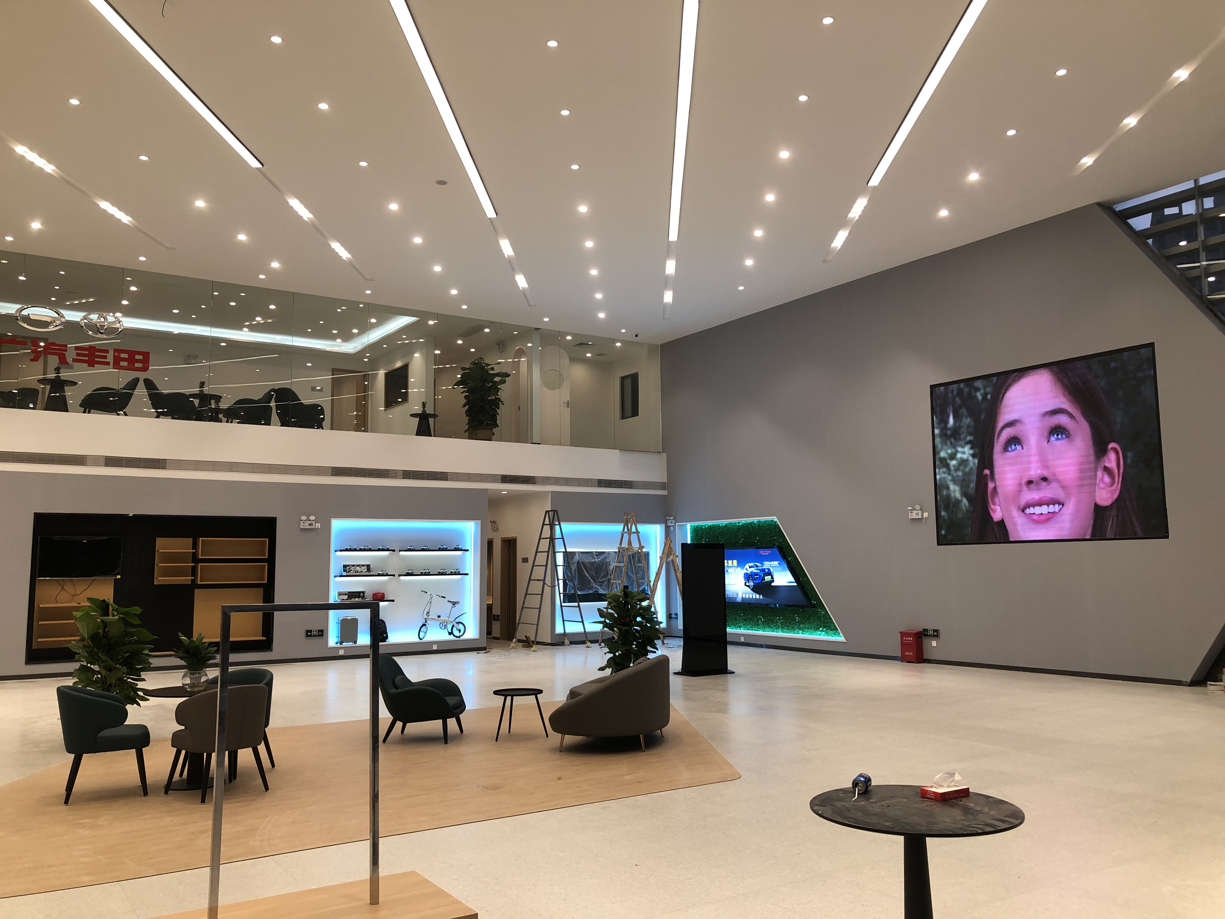 店員瘋狂發(fā)傳單，顧客卻頭也不抬？LED廣告機‘強制吸睛’的5個心機設(shè)計”