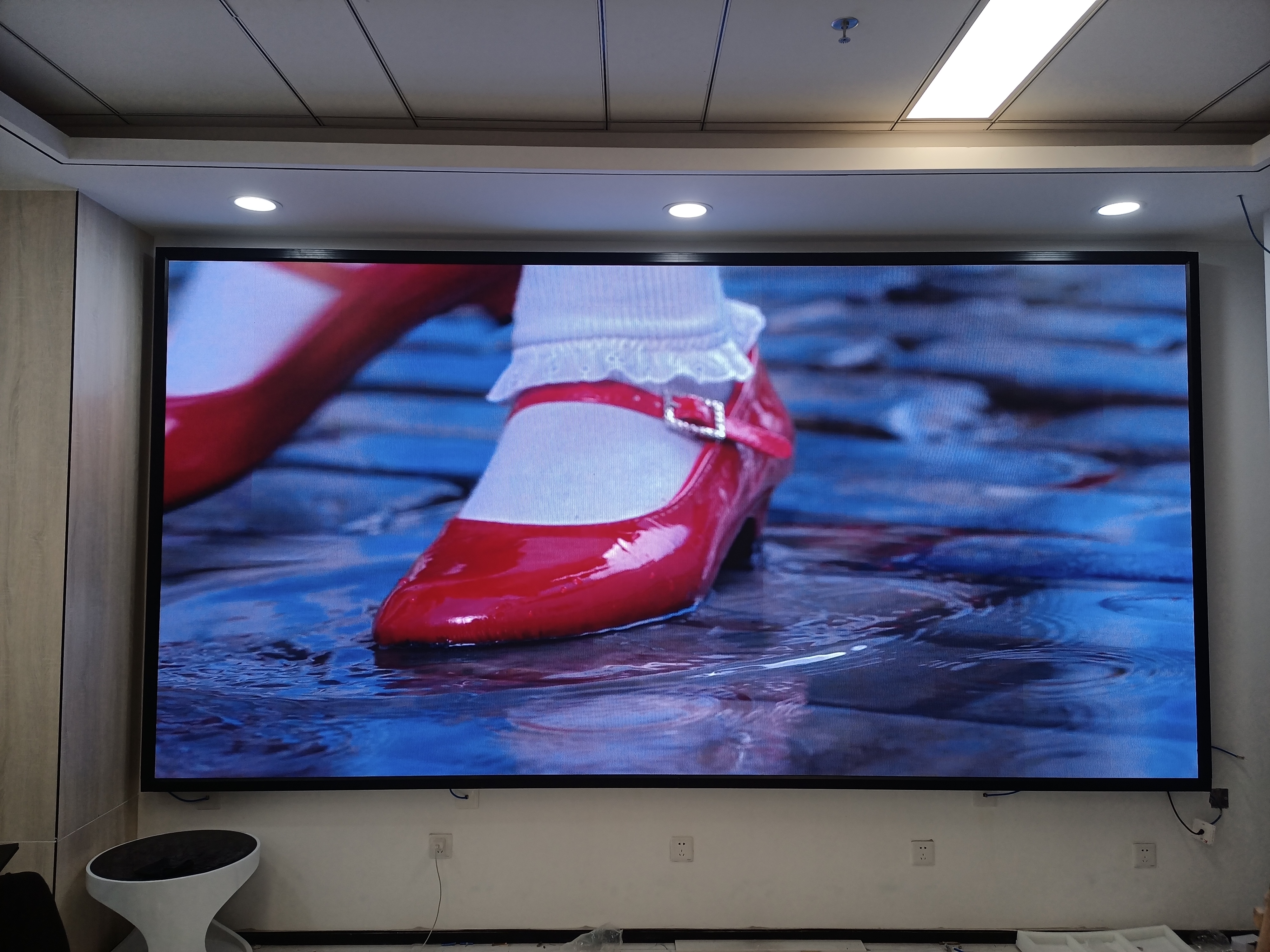 在交通誘導屏、商業(yè)廣告屏、體育賽事屏等場景中，戶外LED顯示屏的設計要點有何不同？