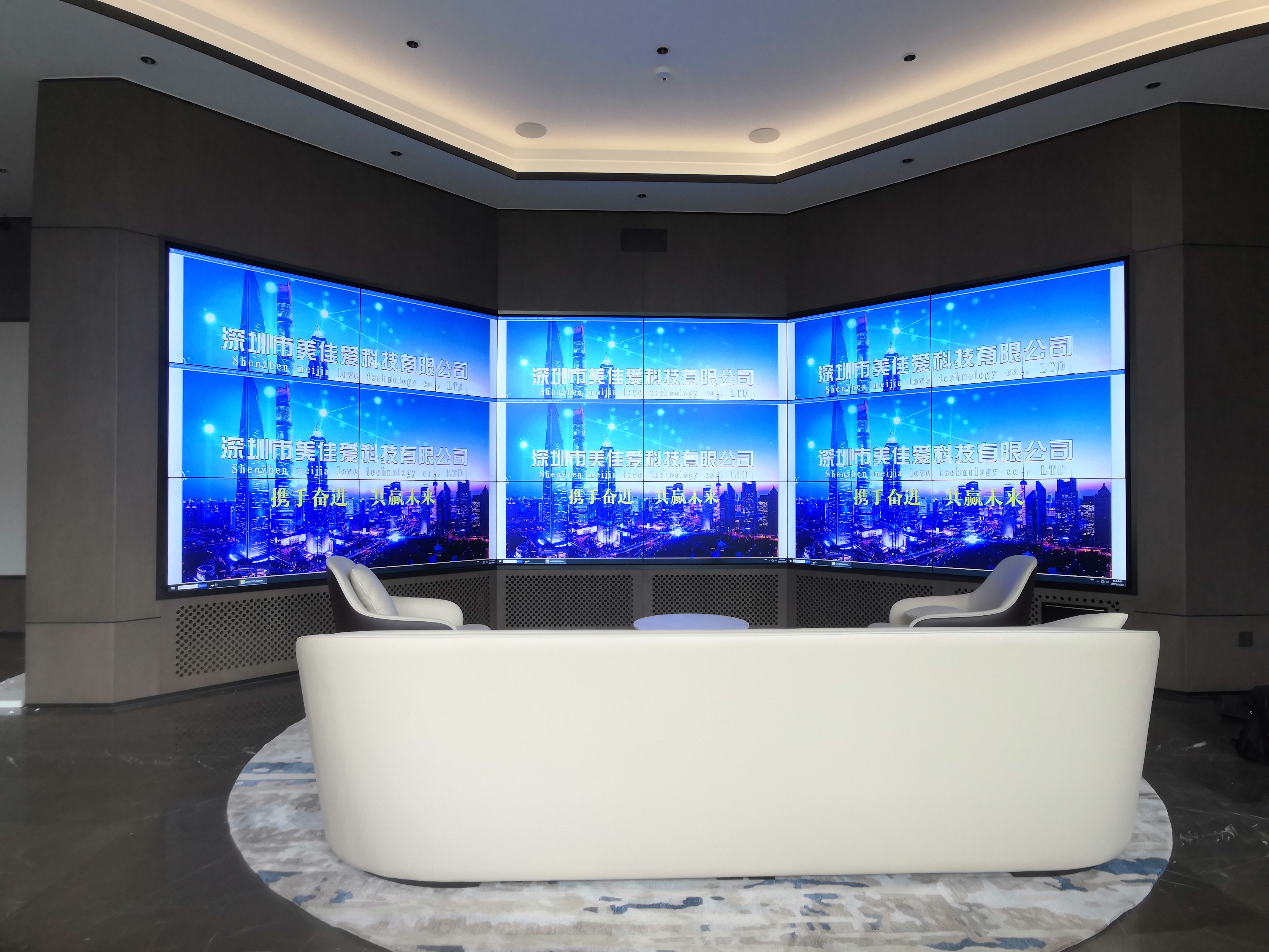 “無線投屏 vs HDMI接線：10人會議切換演示，哪種方式更讓老板崩潰？”